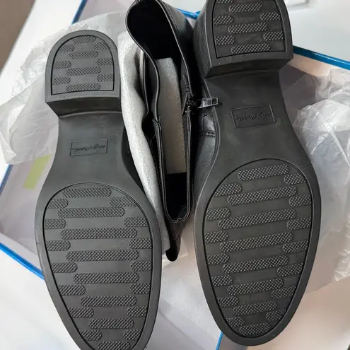 Easy Street Women's Tucker Stretch-For-Fit Tall Boots- Size 9.5