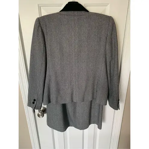 Kasper  gray suit size 4 skirt and blazer wool blend