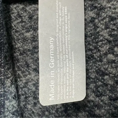 V. Fraas FRAAS WOVEN
ACRYLIC RUANA, New with Tags