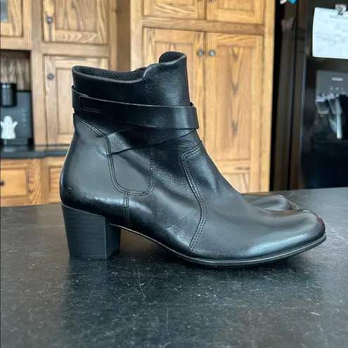 ECCO Shape M35 Ankle Boots Black Leather Heeled Round Toe Comfort Fall size 5.5
