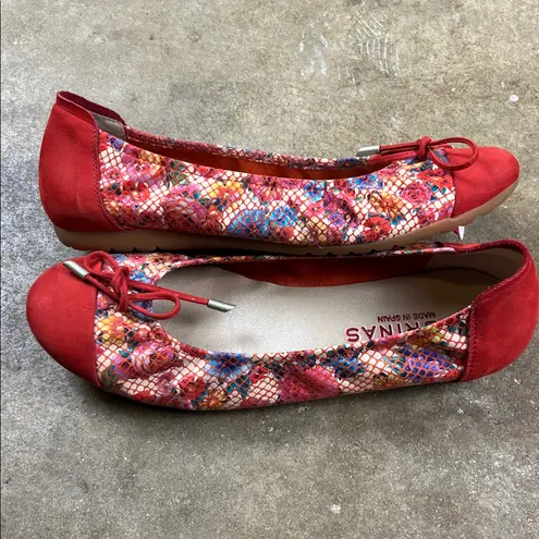 Sabrinas Red and Multicolor Floral Ballet Flats
Size: 38 (7.5