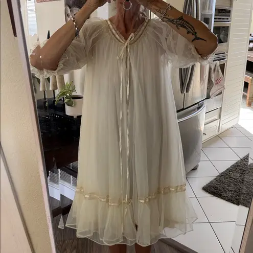 Vanity Fair 1950s  Peignoir Set full sweep swing Size
Swing nightgown and robe