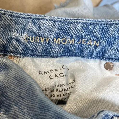 American Eagle  Distressed Light Wash Curvy Mom Jeans Size 6 Short