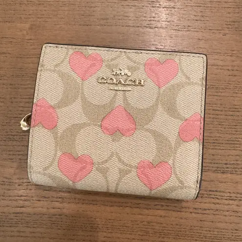 Coach Snap Wallet In Signature Canvas With Heart Print