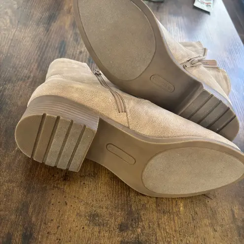 Frye Estrely Tan Ankle Boots with Suede Finish NWOT Size 10