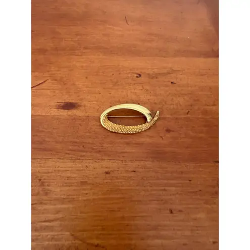 Monet Vintage 1980s Signed Gold Tone Swirl Textured Brooch Chic Sophistication