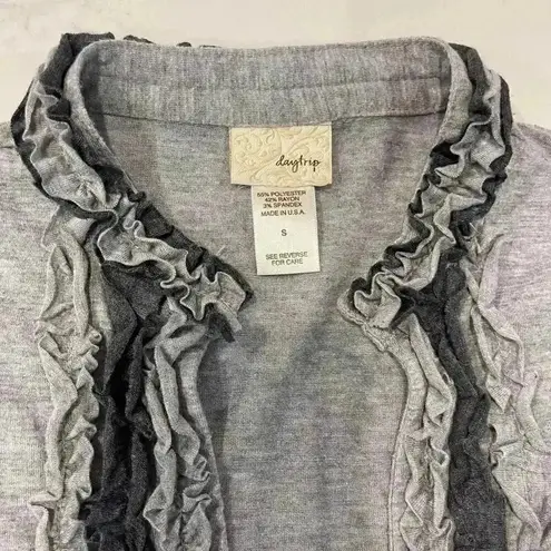 Daytrip  Gray Short Sleeve Blouse Top Ruffle Detailing Women’s Size Small