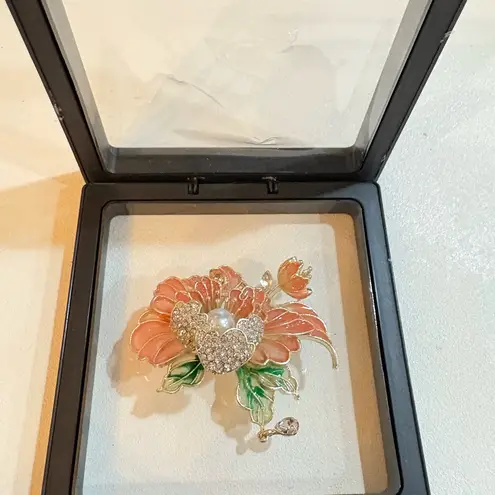 Timeless Bloom – Vintage Style Pink Pearl Flower Brooch for Elegance new