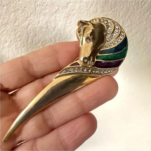 Vintage gold tone enamel pointed horse head brooch