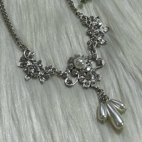 Bridal prom faceted rhinestones faux pearl statement Necklace Silver