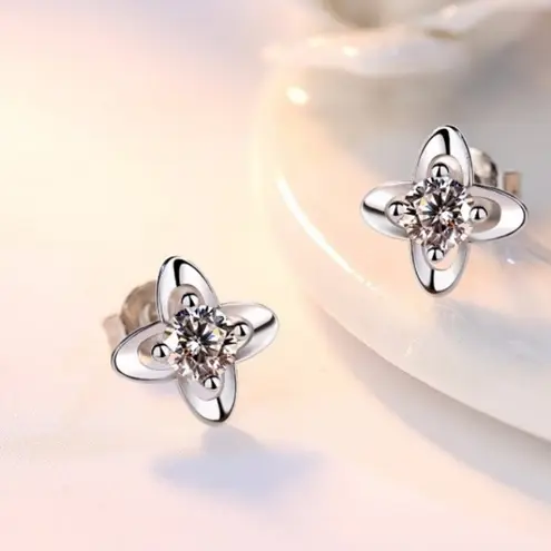 Boutique NEW 925 Sterling Silver Clover Diamond Stud Earrings