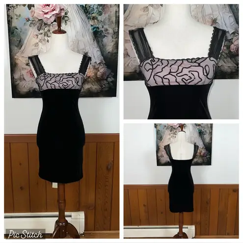 Super Cute Vintage 90s 5*7*9 Black Velvet Mini Dress! Size XS