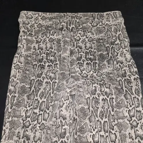 Spanx  Womens Reptile Print Jeanish Capri Pants Medium‎ - Image 4