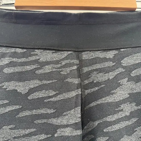 Under Armour Fitted HeatGear Black & Gray Camo Mid Rise Leggings Sz L