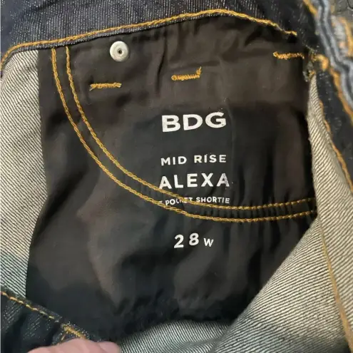 BDG NWT  midrise Alexa‎ pocket shortie urban outfitters size 28