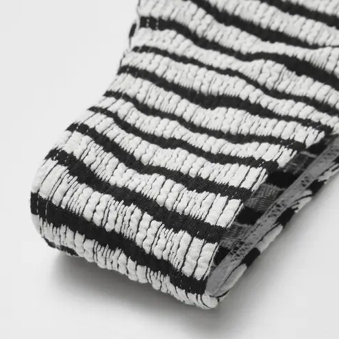 CoMMENSE Knotted Stripe Knit Bikini Set
COLOR