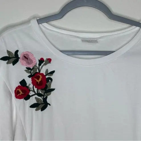 Abound White Rose Embroidered Blouse Size Medium NWT