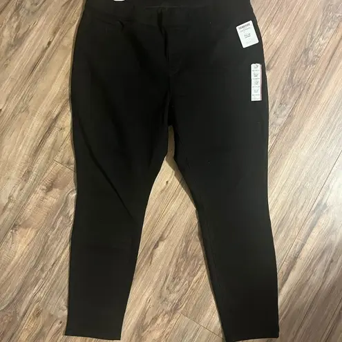 NWT Levi signature Totally Shaping Pull