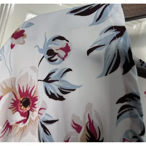 Jon & anna NWT Contemporary Women's V Neck Floral White Crop Top Sz Small Summer