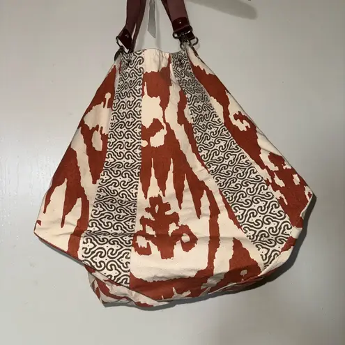 Elegant Brown and Cream Tote with Modern Details