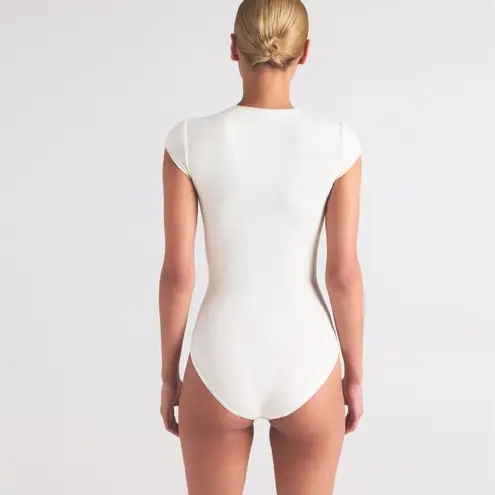 SKIMS Cotton Jersey T-Shirt Brief Bodysuit in Marble, Size Medium