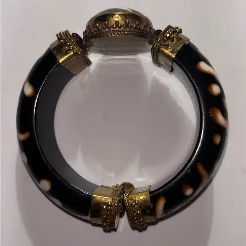 BROWN AND CREME COLORED BRACELET. WITH BRASS LIKE HARDWARE PIN CLOSURE VINTAGE