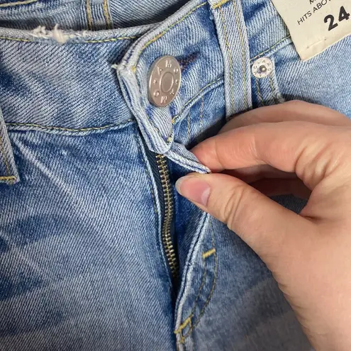 Amo Stix Crop mid rise slim fit distressed jeans in Check us later wash size 24