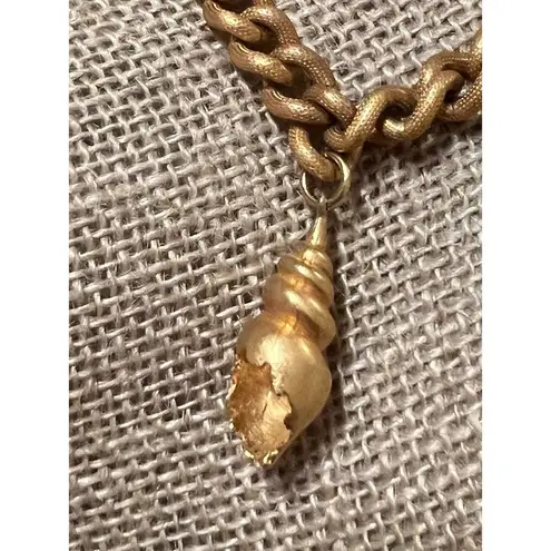 Vintage Gold Tone Textured chain bracelet Shell Mollusk Charm Lobster Clasp 7"