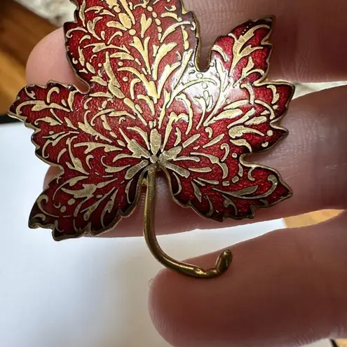 MMA Metropolitan Museum of Art Gold Tone Red Enamel Maple Leaf Pin Brooch 1985