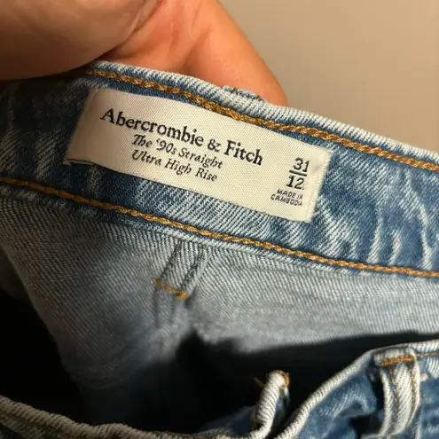 Abercrombie & Fitch  The 90’s Straight Ultra High Rise Jean Size 12 (31L Long)