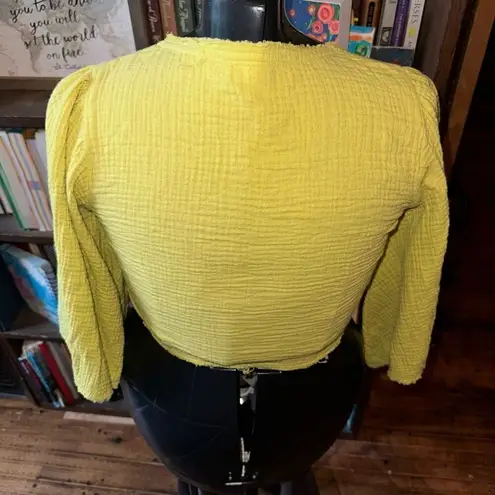 Lulu’s Weekend Wished tie front muslin yellow crop top