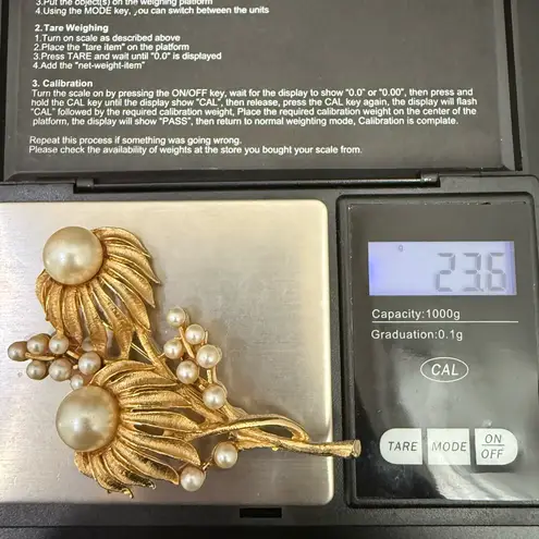 Vintage CORO Goldtone Faux Pearl Daisy Flowers Flower Bouquet Brooch Pin 23.6g. Gold