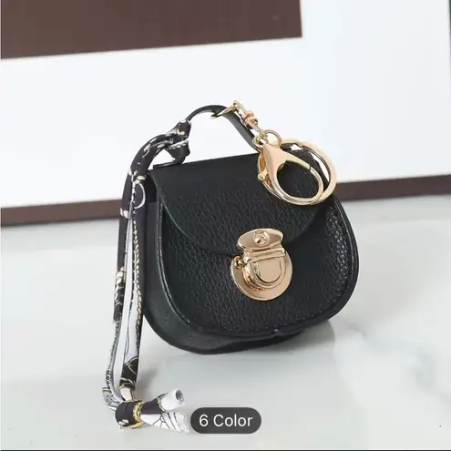 Elegant Mini Saddle Bag
Keychain with Premium Silk
Scarf Beige Grey Gray