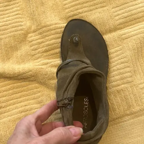 Aerosoles Aweosoles size 6.5 greenāsuedeĀ zip backāankle thong sandalsā
EUC