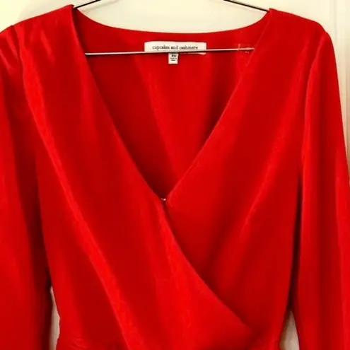 Cupcakes and Cashmere Gideon Red Hot Satin Wrap Romper Revolve in Red Hot Sz XS 💛