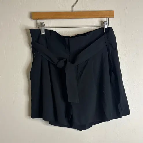 Athleta  ladies skyline paperbag tie waist shorts in black size 12