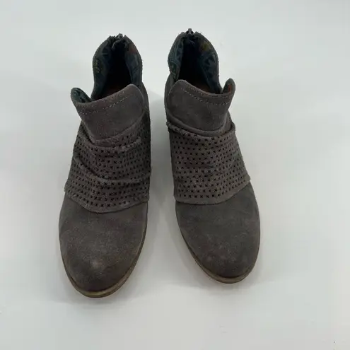 Earth Origins gray Suede Booties Perforated Ruching brandished toe back zip sz 7