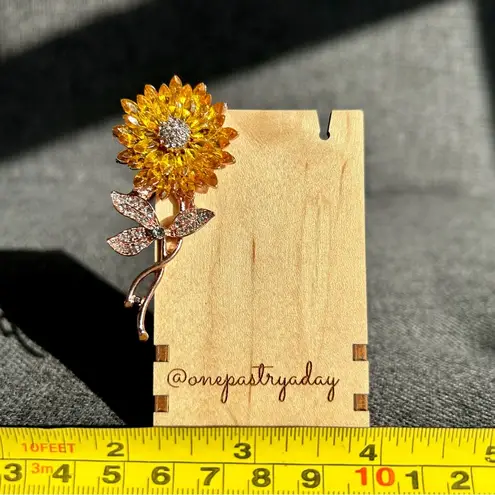 Sunflower Rhinestone Fashion Brooch, Pin, Bling, Sparkly, Rose Gold, White Gold