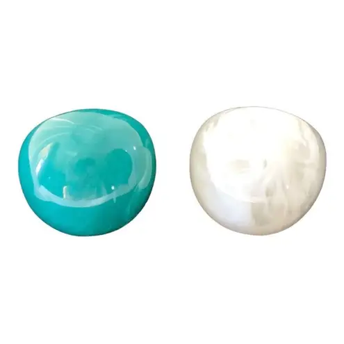 2 NIP Trendy Acrylic Fashion Big Rings In Ivory And Green Size 7