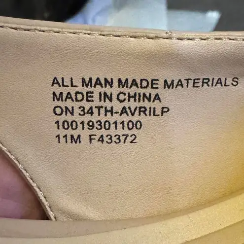 Women’s size 11 On 34th Avril Capped