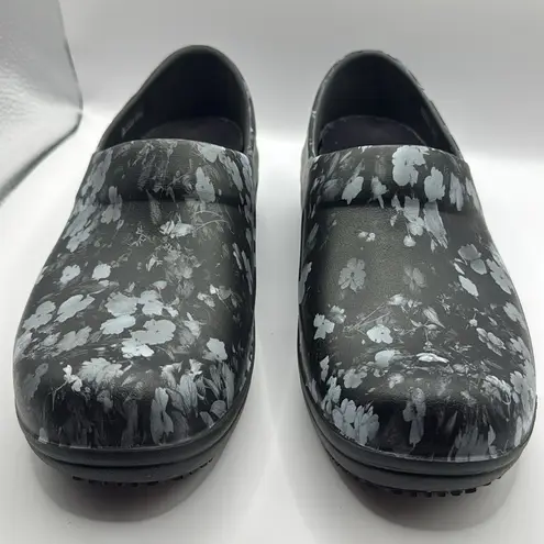 Crocs NWOB  at Work Women's Neria Pro II Slip Resistant Clog Gray Floral Size 8