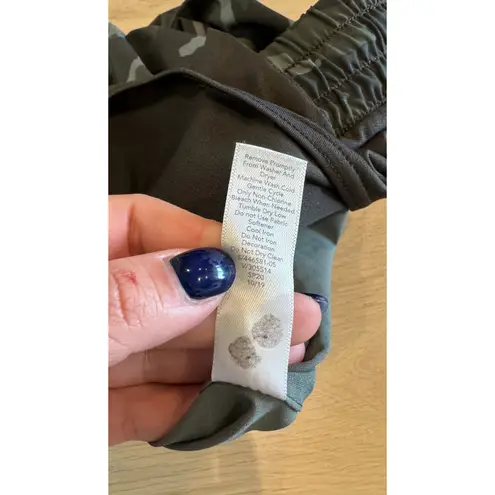 Athleta  PRINTED MESH RACER RUN SHORT 4” olive camo size large