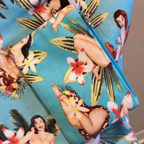 Beach bag with 40 cover girls swimsuit covers little coin purse attached Blue