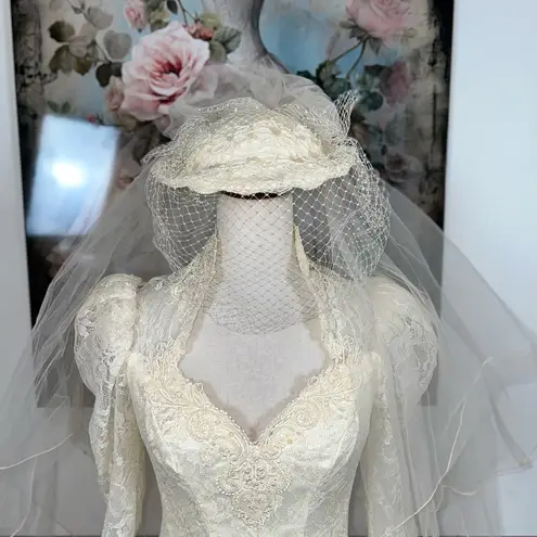 Elegant Vintage 1980s Ivory Lace Tea Length Wedding Gown & Hat Veil! Size 8
