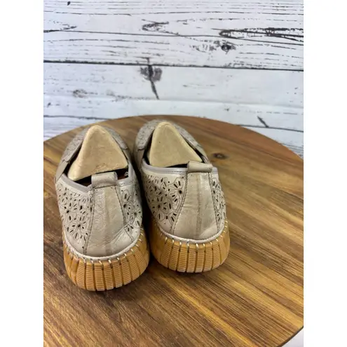 Spring Step Women's Beige Floral Perforated Flats & Loafers Size 10