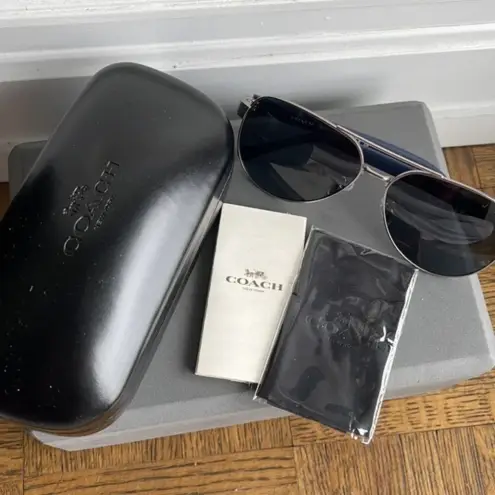 Coach NWT  Aviator Sunglasses New w Tag & Case