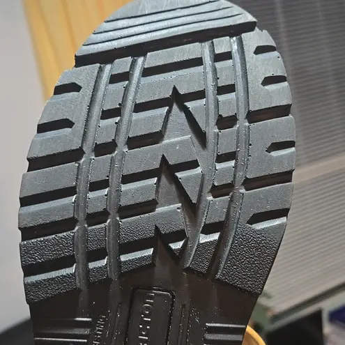 has a safety helmet Brand Acton. Tan Size 7