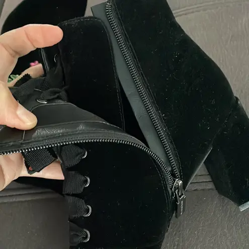 Isaac Mizrahi NWOT Black with Flower Design Velour Style Heeled Booties Size 9