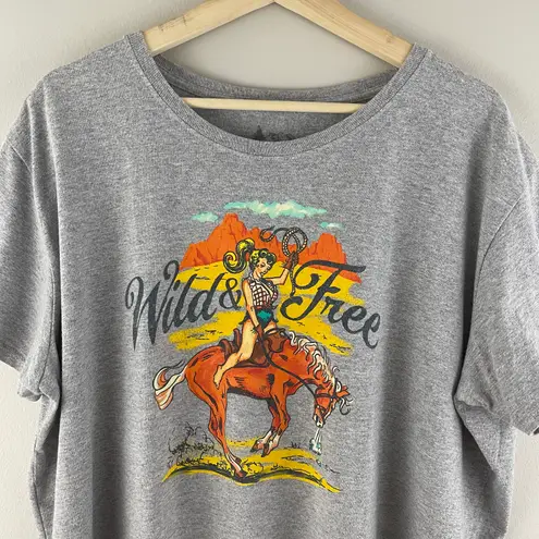 Western Heathered Grey “Wild & Free” Pinup Cowgirl Horse Riding Graphic Tee Gray Size 3X