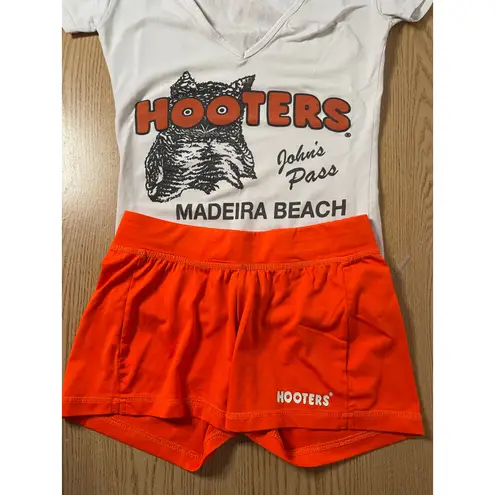 Hooters B22 Women’s Girl Vintage V-Neck t-shirt & Shorts Madeira Beach Small/Xxs